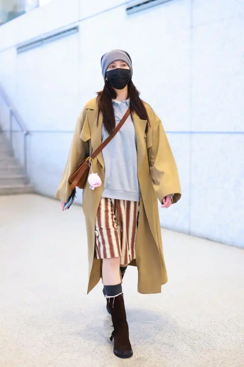宋妍霏机场街拍,真是行走的衣服架子,整体造型既简洁又充满活力.