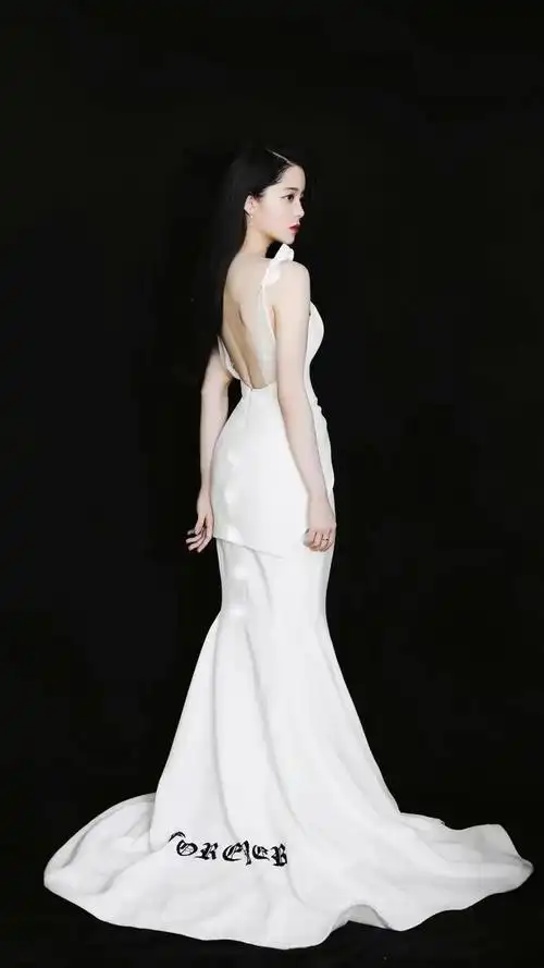 女明星白色深v露背礼服纯洁高贵妥妥的白天鹅