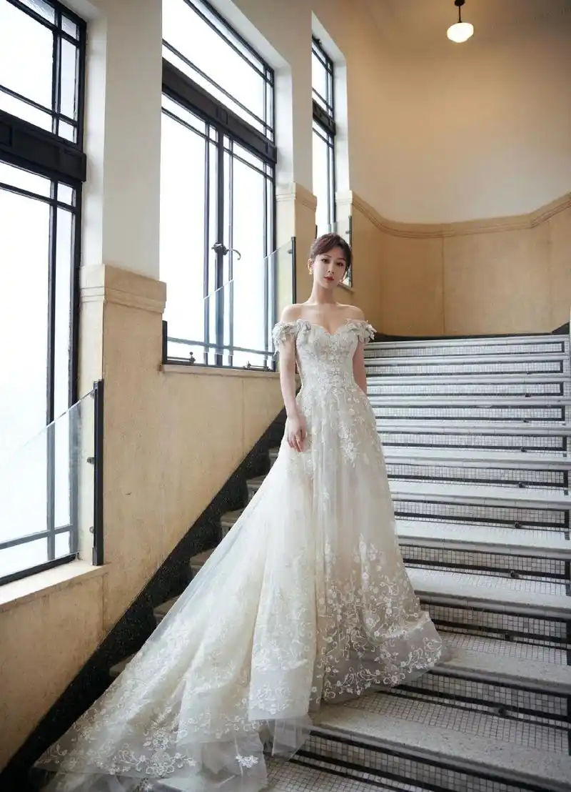 杨紫壁纸:穿上婚纱你是最美丽的公主,穿上马丁靴你就是守护骑士