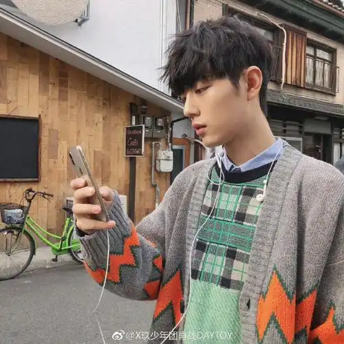 03肖战微博分享  "看见你们都在催我发照片.但是.但是我.