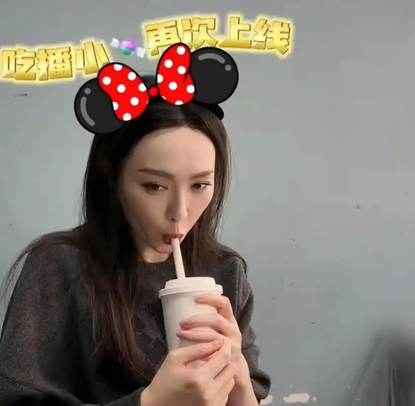 唐嫣助理晒探班花絮,糖糖在化妆间点奶茶喝,性格和她的名字一样甜