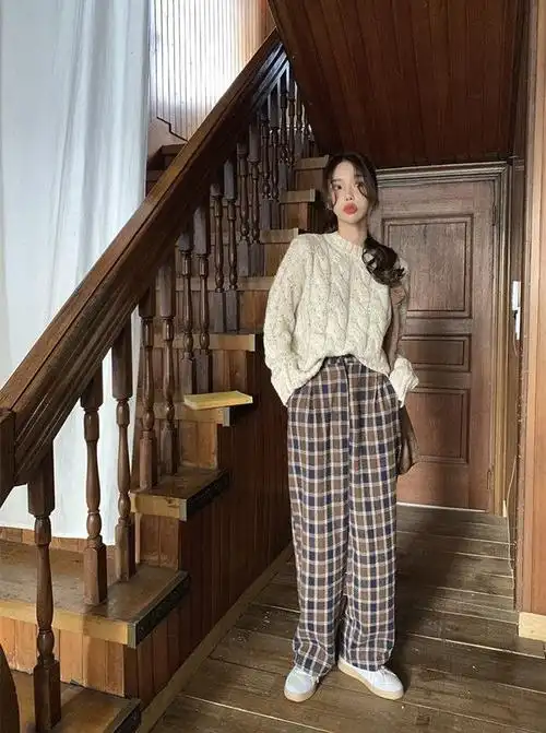 格子裤裤复古休闲又时髦,如果鞋子搭配的得当,将会非常好看,那格子裤