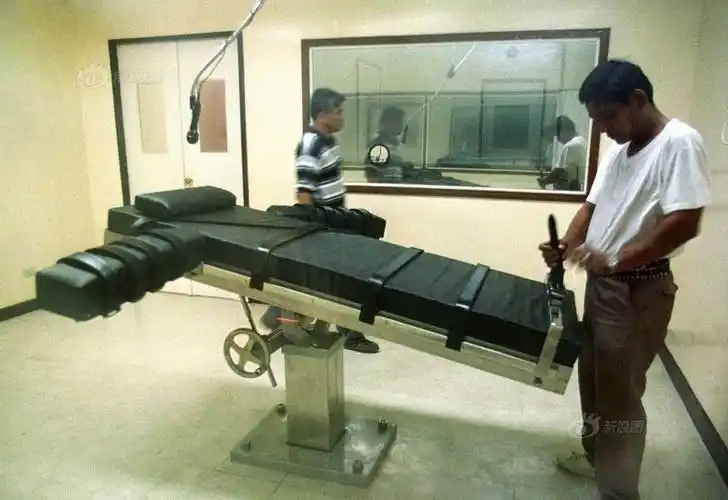 相比传统的绞刑,电椅,枪决等死刑执行方式,注射死刑显得更为人道,在