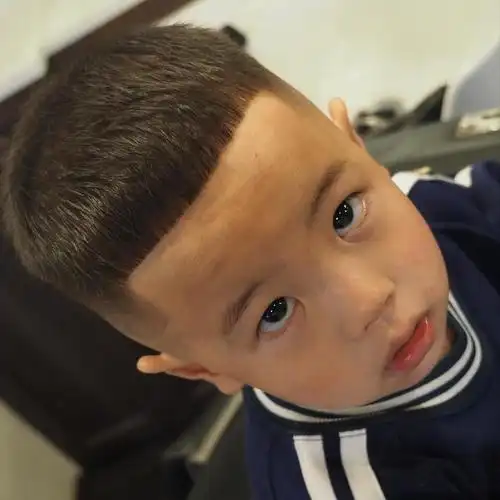 小男孩发型多样化,从简约的小寸头到时尚烫染发型,再到可爱的飞机头和