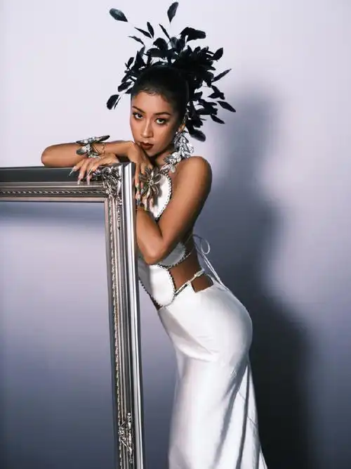 吉克隽逸今晚《天赐的声音》造型释出,盘发点缀一头黑色羽毛,这发型