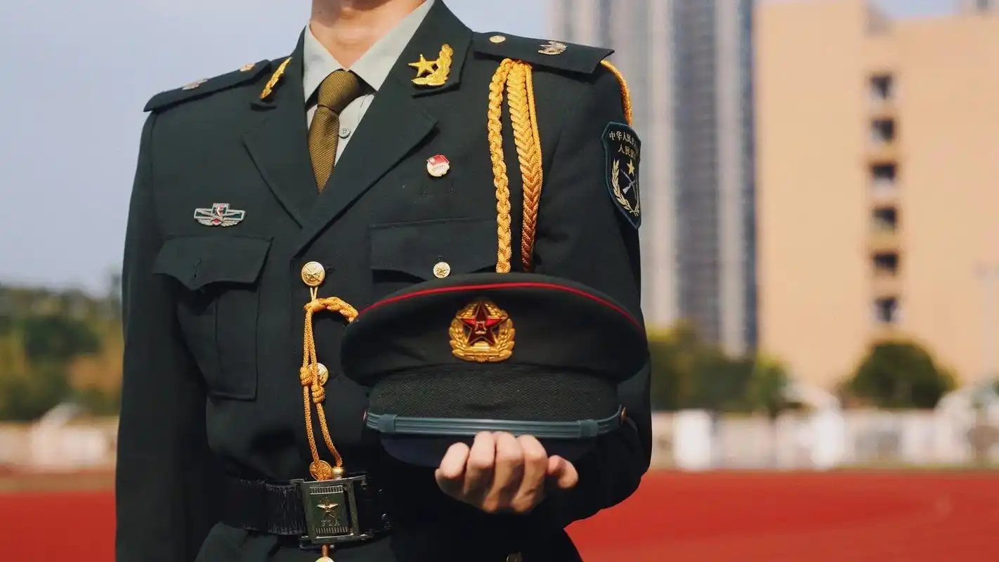 生在红旗下,长在春风里#国旗护卫队 #军礼 #摄影 #拍照 - 抖音