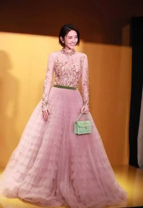 原创唐艺昕真是小甜昕穿粉色礼服好可爱又是羡慕张若昀的一天