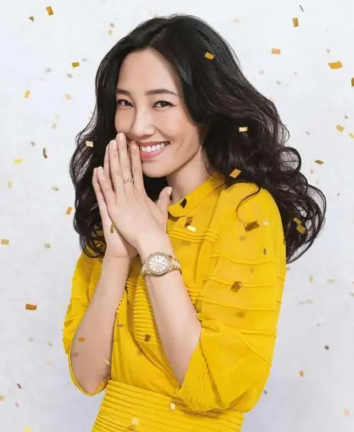 白百合得罪造型师了西装反穿还配条牛仔裤看着显壮还掉档次