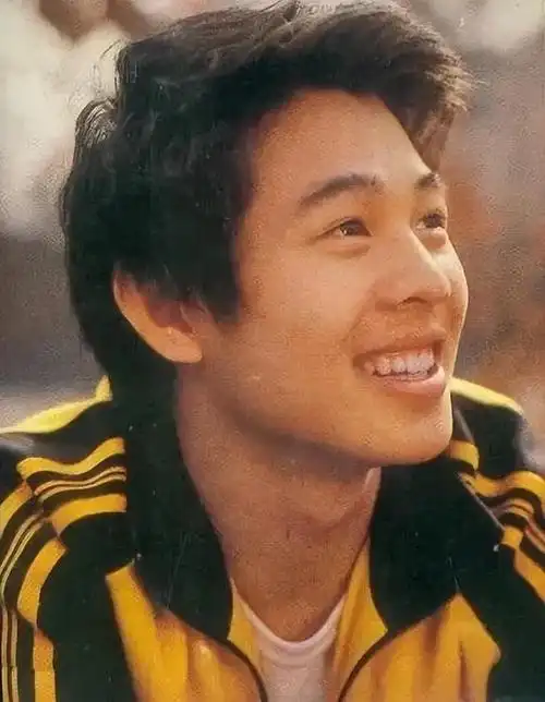 61岁李连杰和62岁利智践行世界上最浪漫的事和你一起慢慢变老