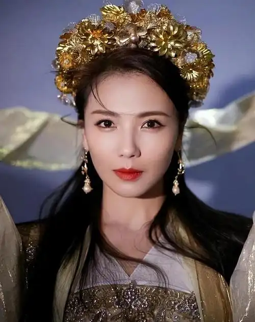 刘涛米兰时装周生图流出脸部僵硬法令纹深与精修图差别好大