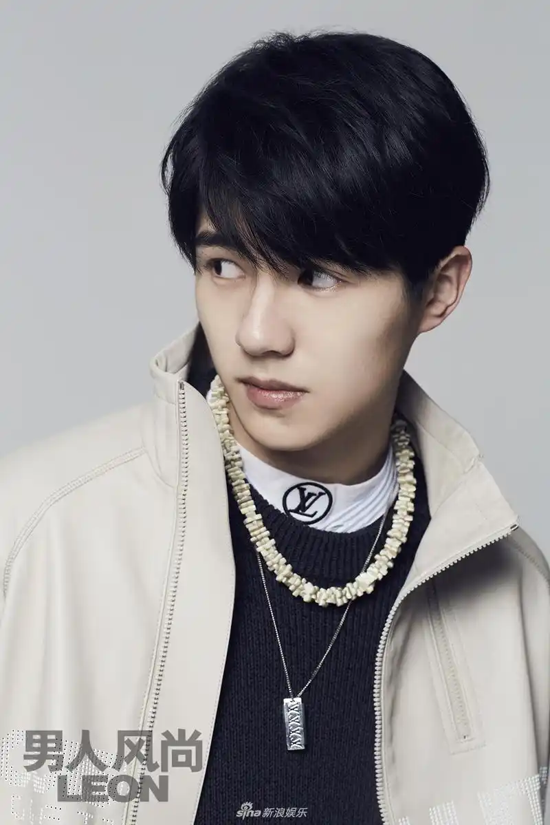 组图:刘昊然登封面上演"抹唇杀" 轮廓温柔目光坚毅俊朗帅气