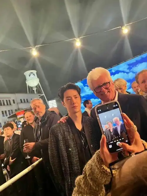 王一博2023部分合照存图#王一博#  p1热烈杀青照是23年2月收图  p18