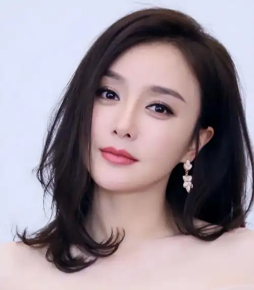 秦岚和哪些人谈过恋爱(演员秦岚的坎坷情史盘点)