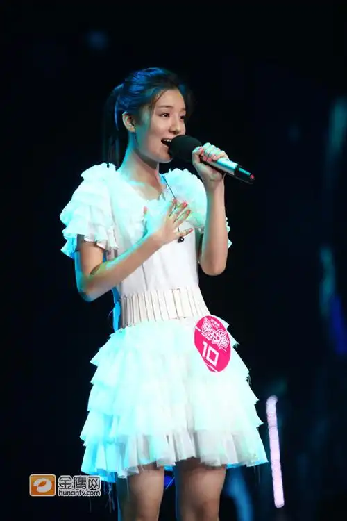 就读于天津市第七十二艺术高中的她参加2011年湖南卫视《快乐女声》