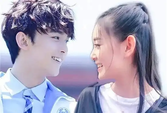 《天坑鹰猎》的时候对饰演小红果的蒋依依照顾有加,不少人都记得在