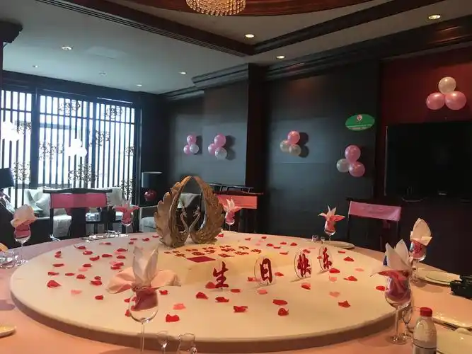 这次是一位好友的生日,提前订了蓝钻逢喜会的包间,才有机会体验了一次