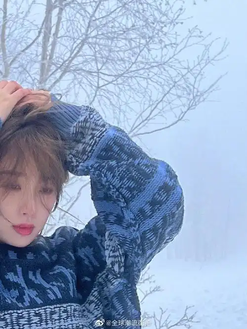 虞书欣私服穿搭更新一则 身穿纪梵希复古海蓝色羊毛提花毛衣