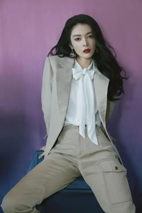 火箭少女傅菁单飞人气大涨,白纱蛋糕长裙戈壁背景,穿出名模范儿