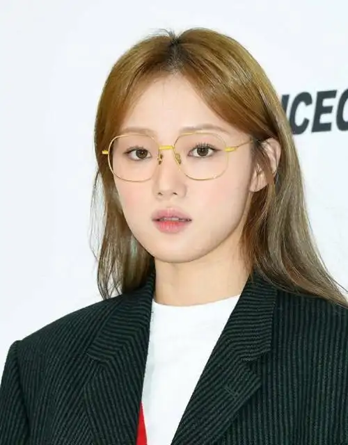 女明星也爱在袜子上玩花样,看看李圣经,过膝运动袜性感又显瘦