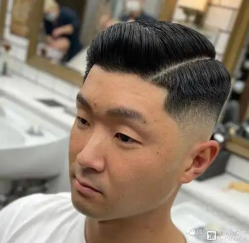 清爽一点)这款发型也是大多数短发男生会留的发型,男生剪二八分发型