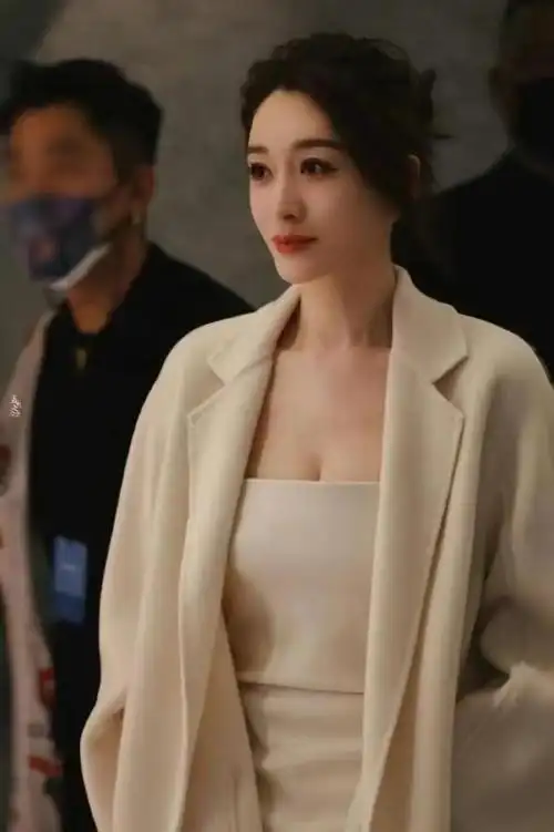 李小冉生图罕曝光穿大衣却配凉鞋瘦成排骨胸但事业线仍抢眼