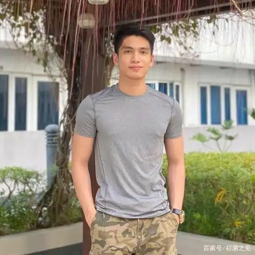 男模有着小狼狗般的肌肉身材,男友力爆棚的他好圈粉
