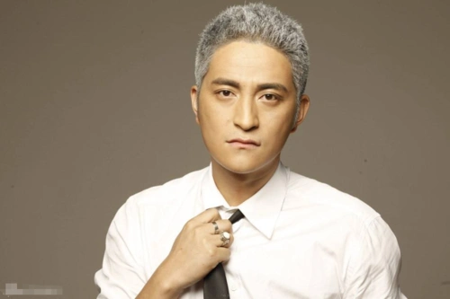 中年人有白发最好别"染发",试试这几种精干的发型,减龄又年轻