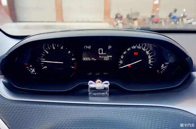 仪表盘,我还是比较喜欢的,白色灯光,大致的两筒造型简约,像一个飞行护