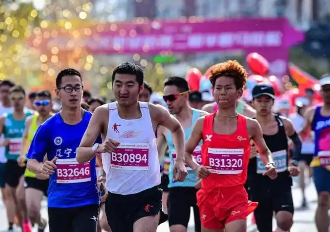2024沈阳皇姑第二届半程马拉松开赛 万名中外选手燃情开跑