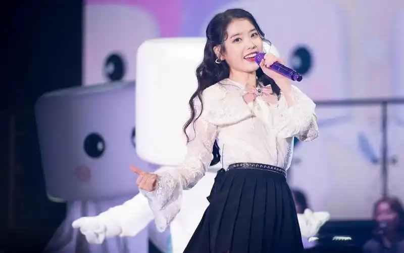 【181208 iu香港演唱会】talk第十部分 带字幕翻译 调皮的知恩调戏了