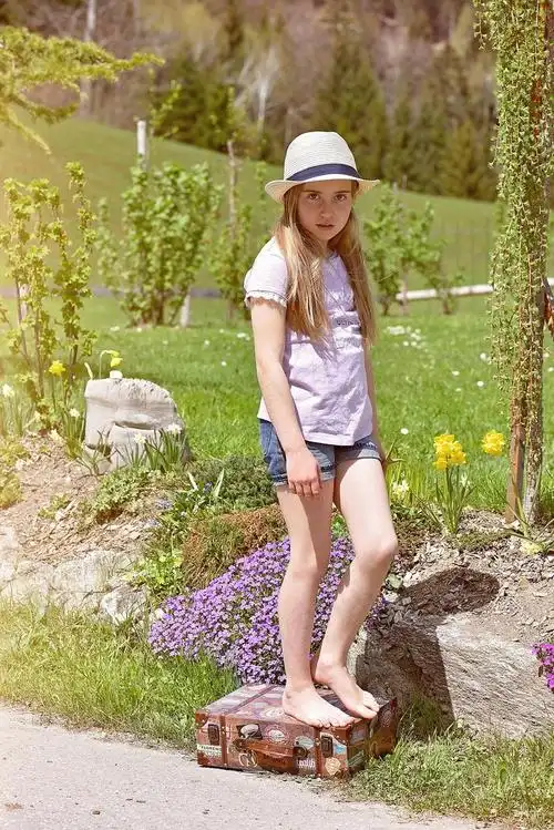 人类儿童女孩行李赤脚长长的头发