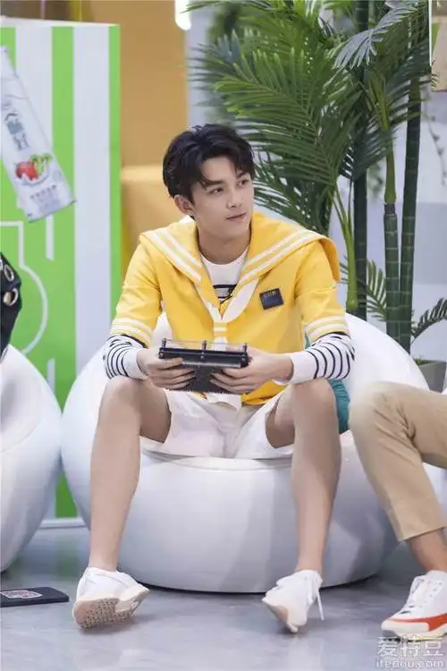 《我是大侦探》吴磊水手服帅气 _综艺_爱特豆