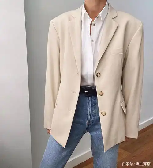 杏色小西装内搭白色衬衫