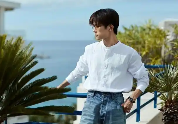 易烊千玺戛纳生图,白衬衫配牛仔裤,眼镜造型半永久,又帅又飒