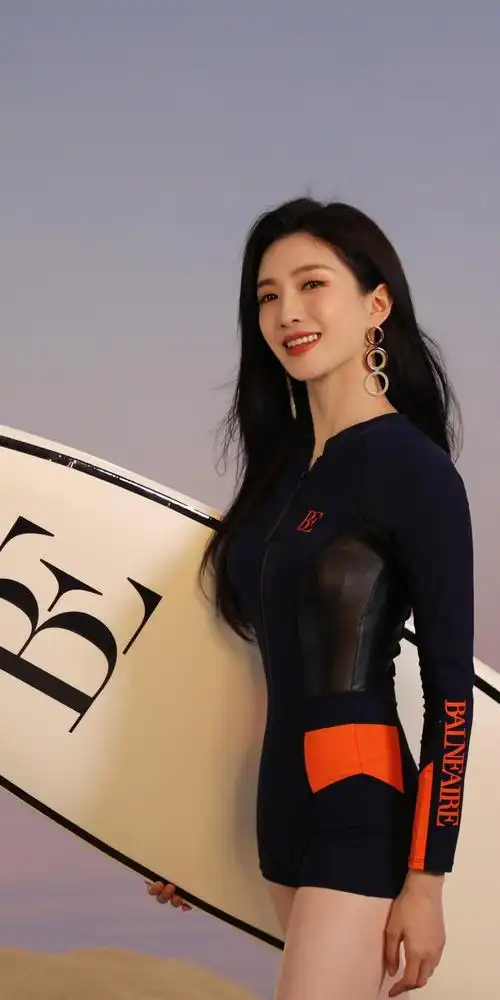 江疏影罕见秀身材身穿火龙果泳装满满的夏日风情