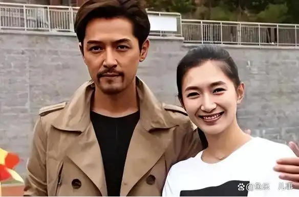 胡歌妻子黄曦宁罕见露面,不修边幅素面朝天!胡歌又开始"发疯"