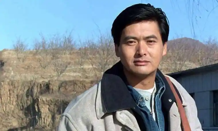 原创周润发从影46年获奖无数晚年却坐公交出门钱都去哪了