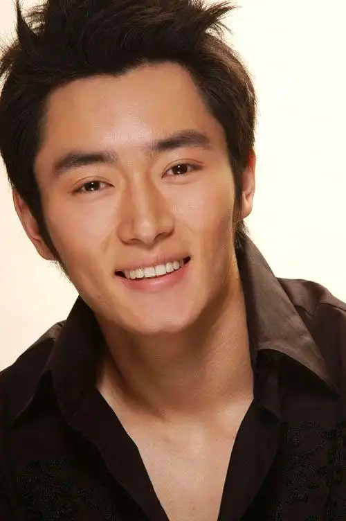 出生于河南省郑州市,中国内地影视男演员,毕业于北京电影学院2003级