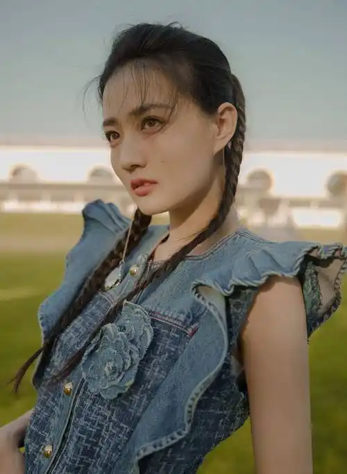 徐璐好时尚,一字肩条纹上衣配牛仔阔腿裤,显高清爽有气场_裙子_颜色