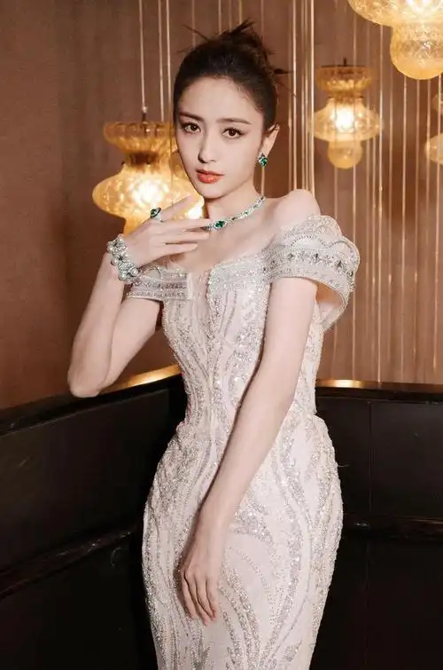 照片合集之佟丽娅优雅的气质和性感的身材