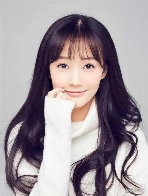 90后女演员李一桐清纯可爱