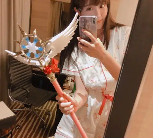 李艺彤独自一人穿睡衣玩cosplay网友真大胆