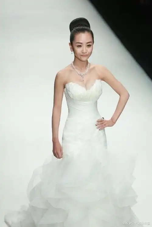 杨蓉vs李小冉:同款低胸礼服,却拥有不一样的感觉