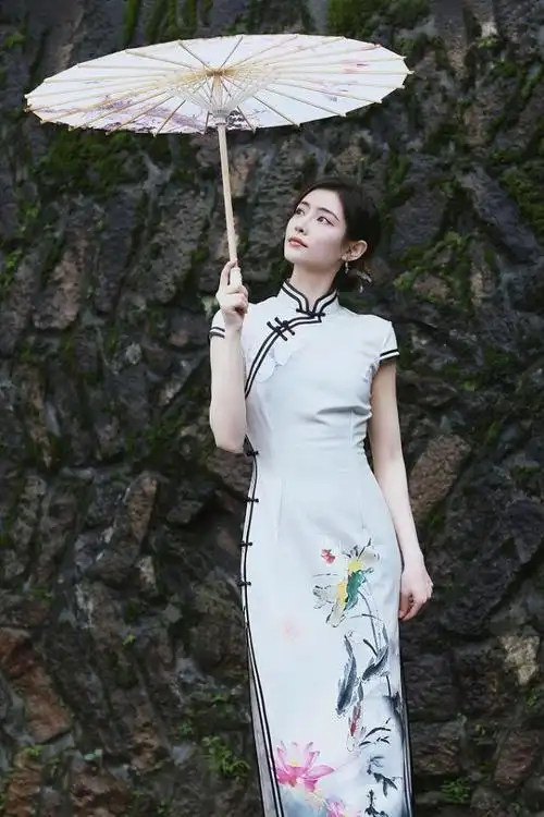 许佳琪穿复古旗袍展曼妙身姿撑油纸伞看纷飞细雨