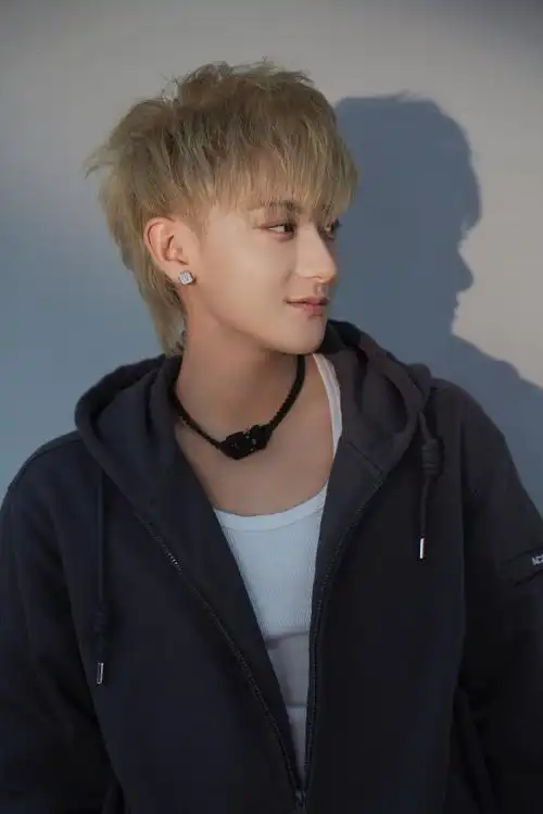 黄子韬说6点直播来跟你们聊会儿记得去听新歌##黄子韬说记得去听懈梃