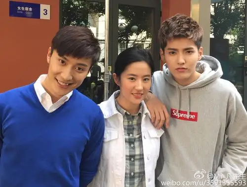 小鲜肉吴亦凡与明星合照图片 帅气面庞很抢镜