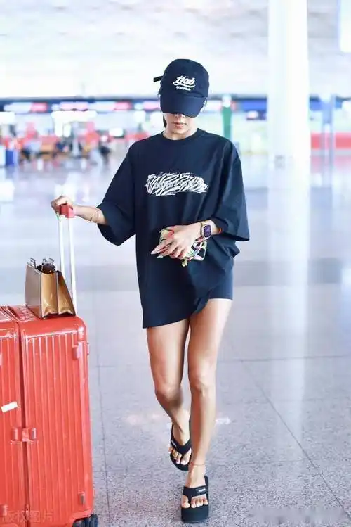 吉克隽逸现身北京机场,身穿t恤短裤简约低调