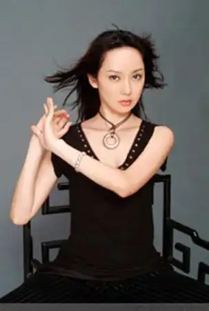 萨顶顶昔日清纯旧照曝光 曾为走红改名字