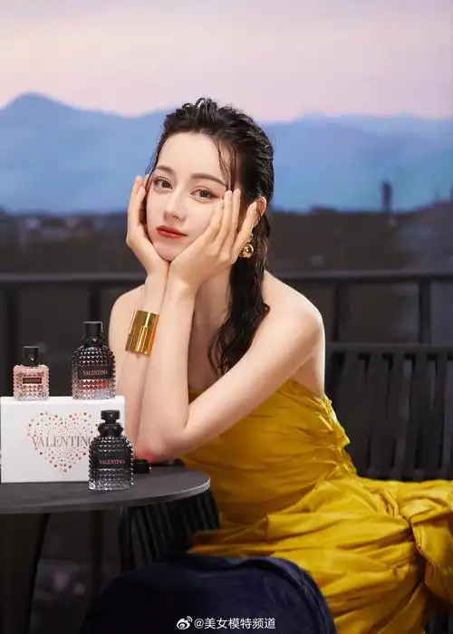 迪丽热巴金色战袍