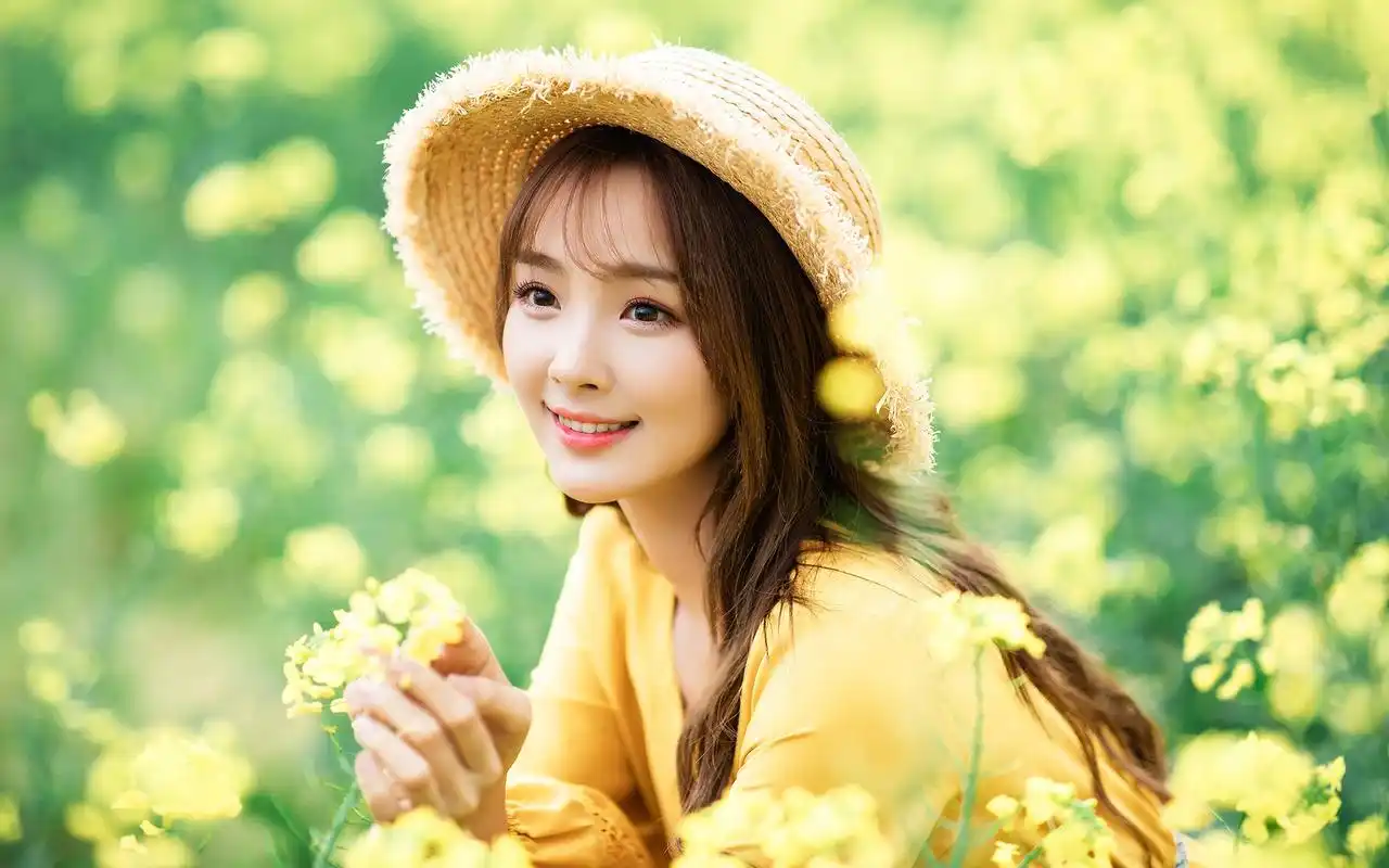 甜美可爱的养眼少女花海气质写真